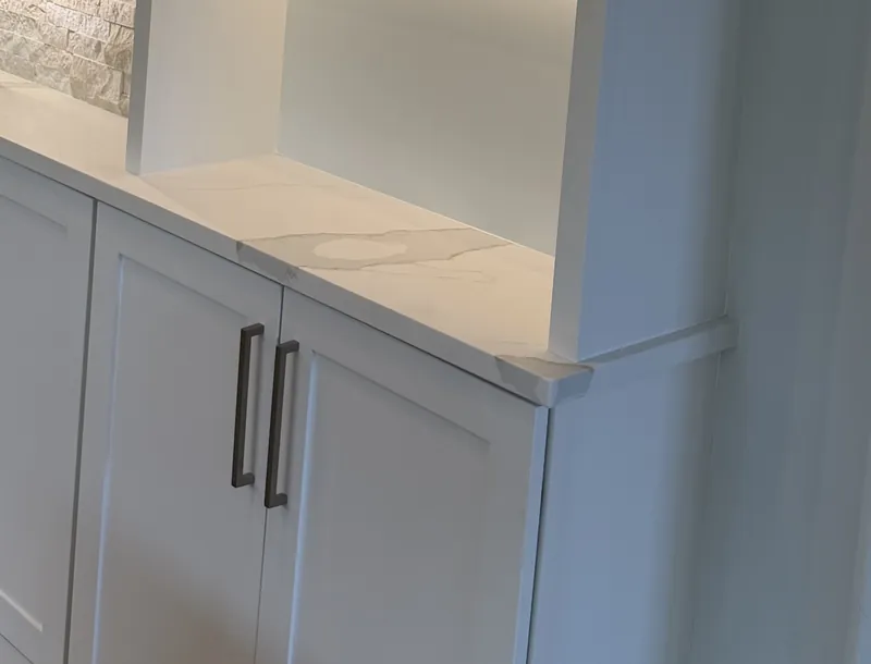White Shaker doors with dark metal bar pulls